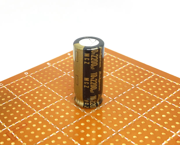 【販売終了】超低インピーダンス 電解コンデンサ 10V 2200μF (20個入) ■限定特価品■ /10MCZ2200M10X25-20P