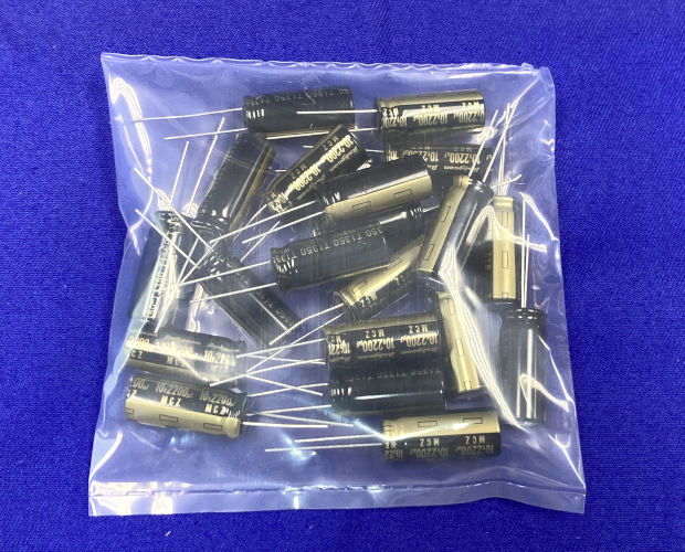 【販売終了】超低インピーダンス 電解コンデンサ 10V 2200μF (20個入) ■限定特価品■ /10MCZ2200M10X25-20P