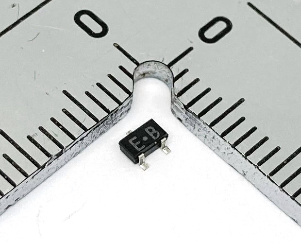 高周波増幅向け PNPトランジスタ -20V -30mA 200mW 300MHz (100個入) ■限定特価品■